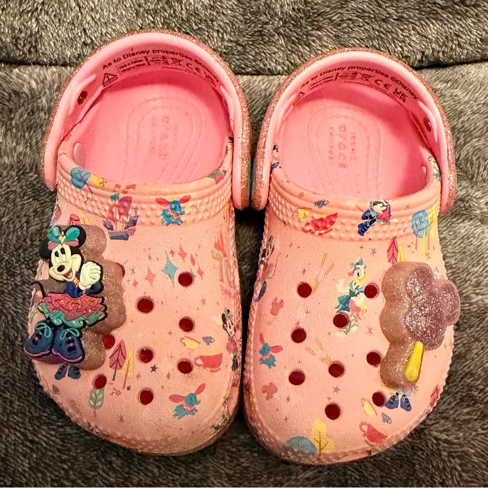 Disneyland Toddler Pink Crocs size 6, fit like 5.5